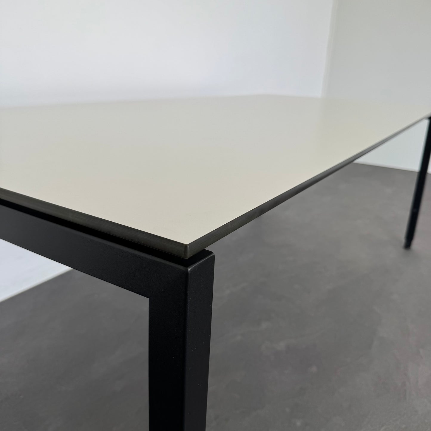 Lista Office Motion Schreibtisch Detailfoto Tischkante