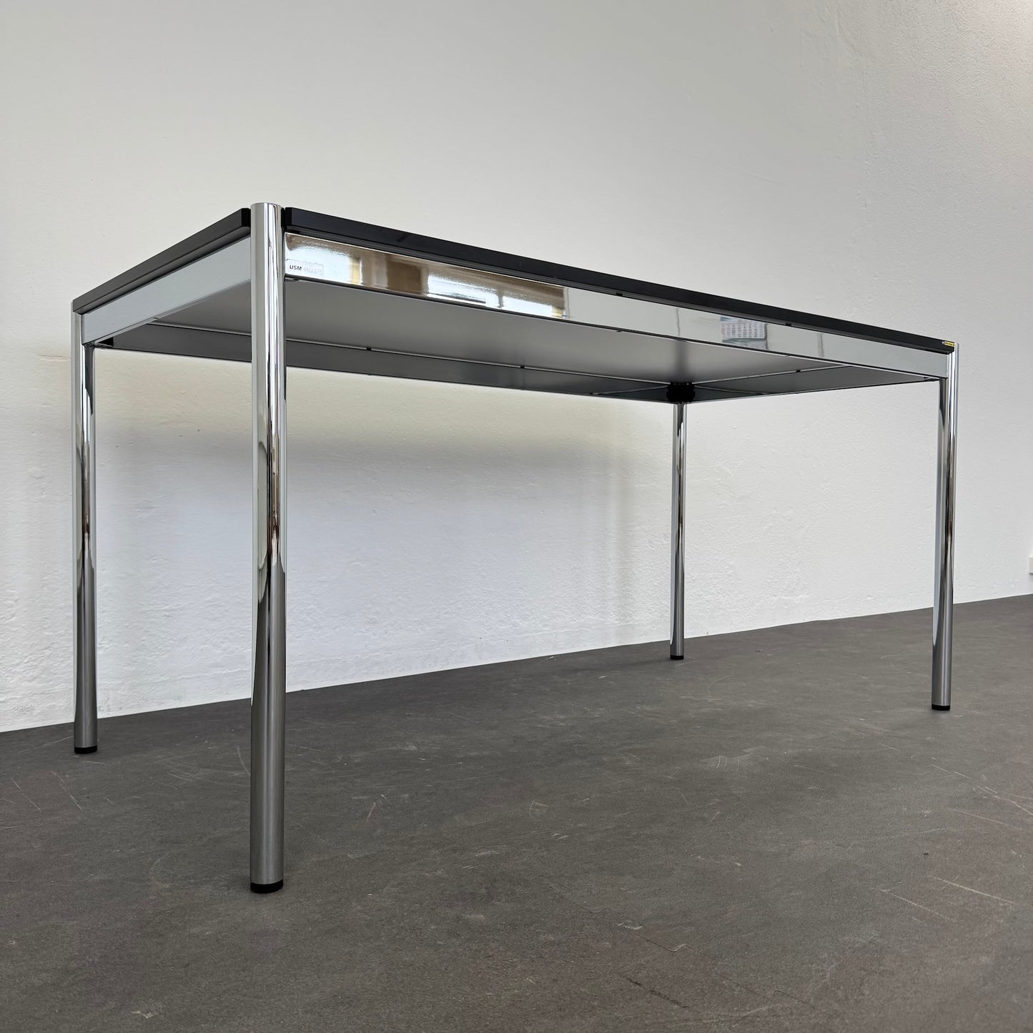 USM-Haller Classic Schreibtisch seitliche Ansicht von unten