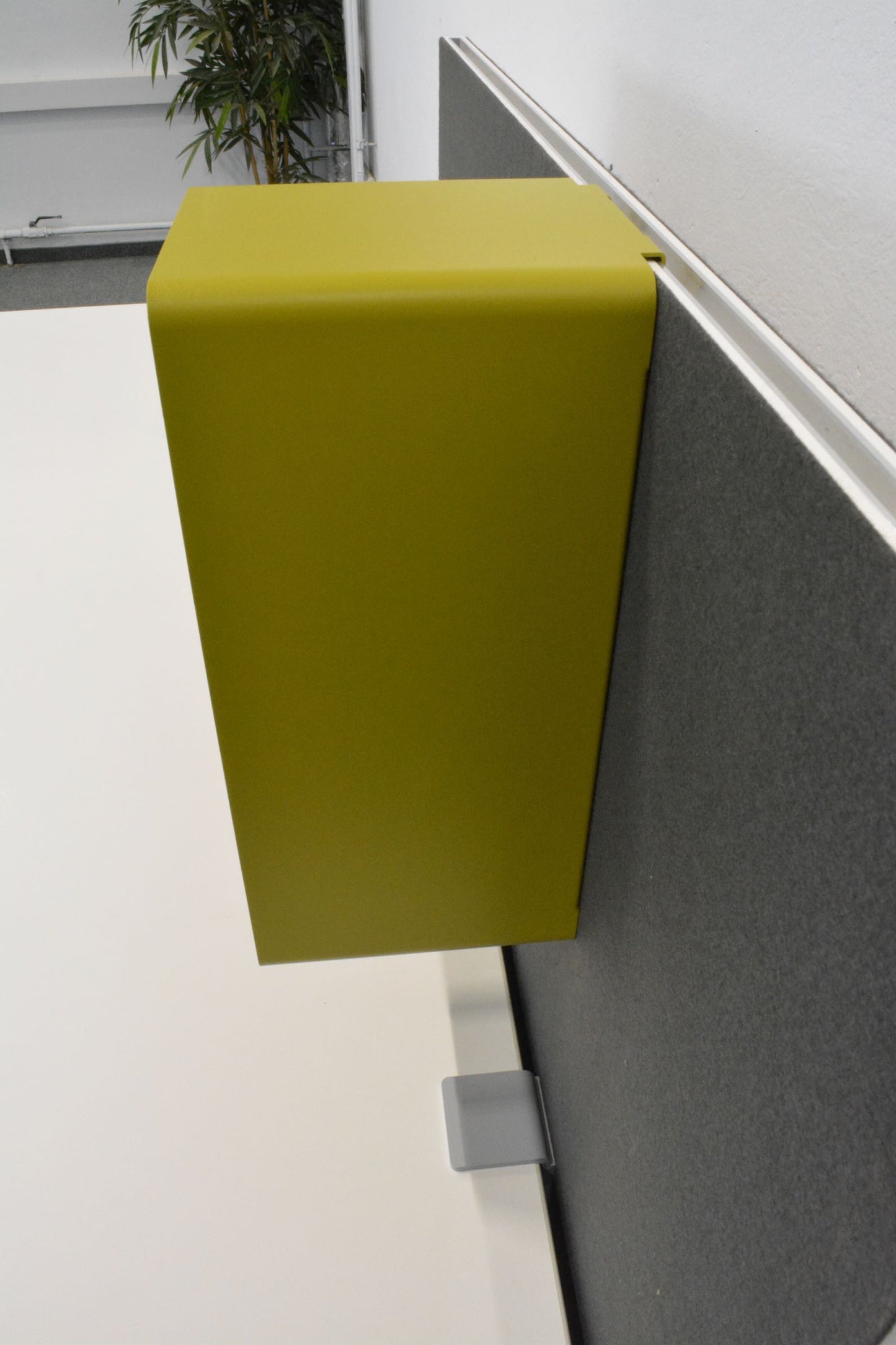 Lista Office Ablagefach zum einhängen grün in seitlicher Ansicht