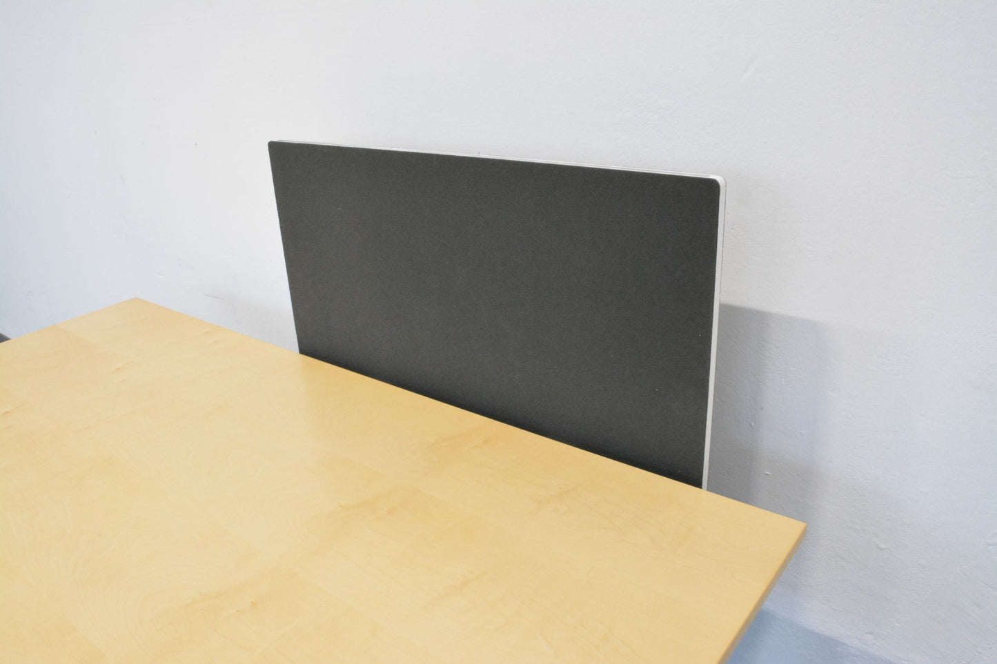 Lista Office One Trennwand mit Tischhalterung montiert an Tisch
