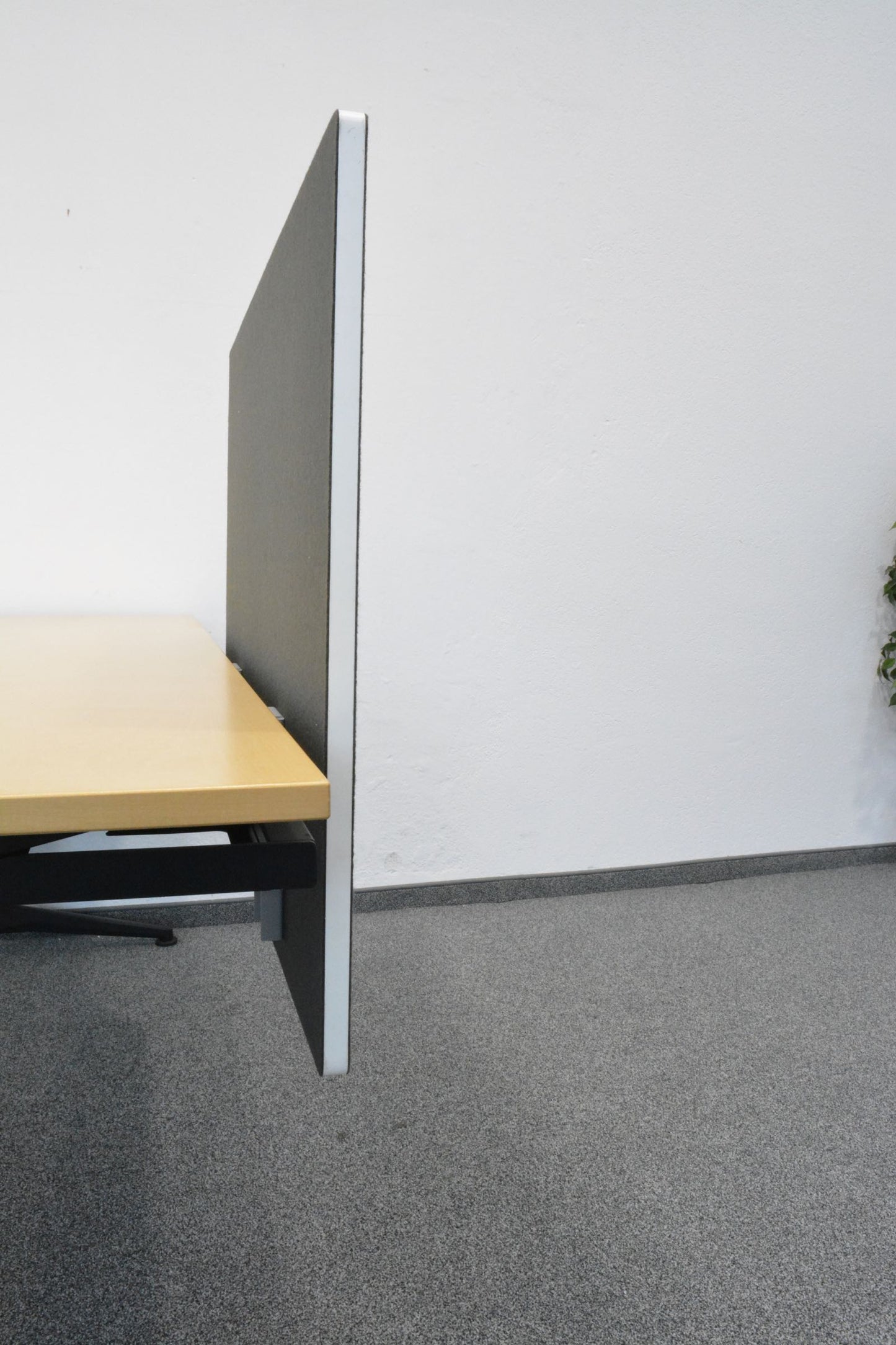 Lista Office One Trennwand mit Tischhalterung seitliche Ansicht