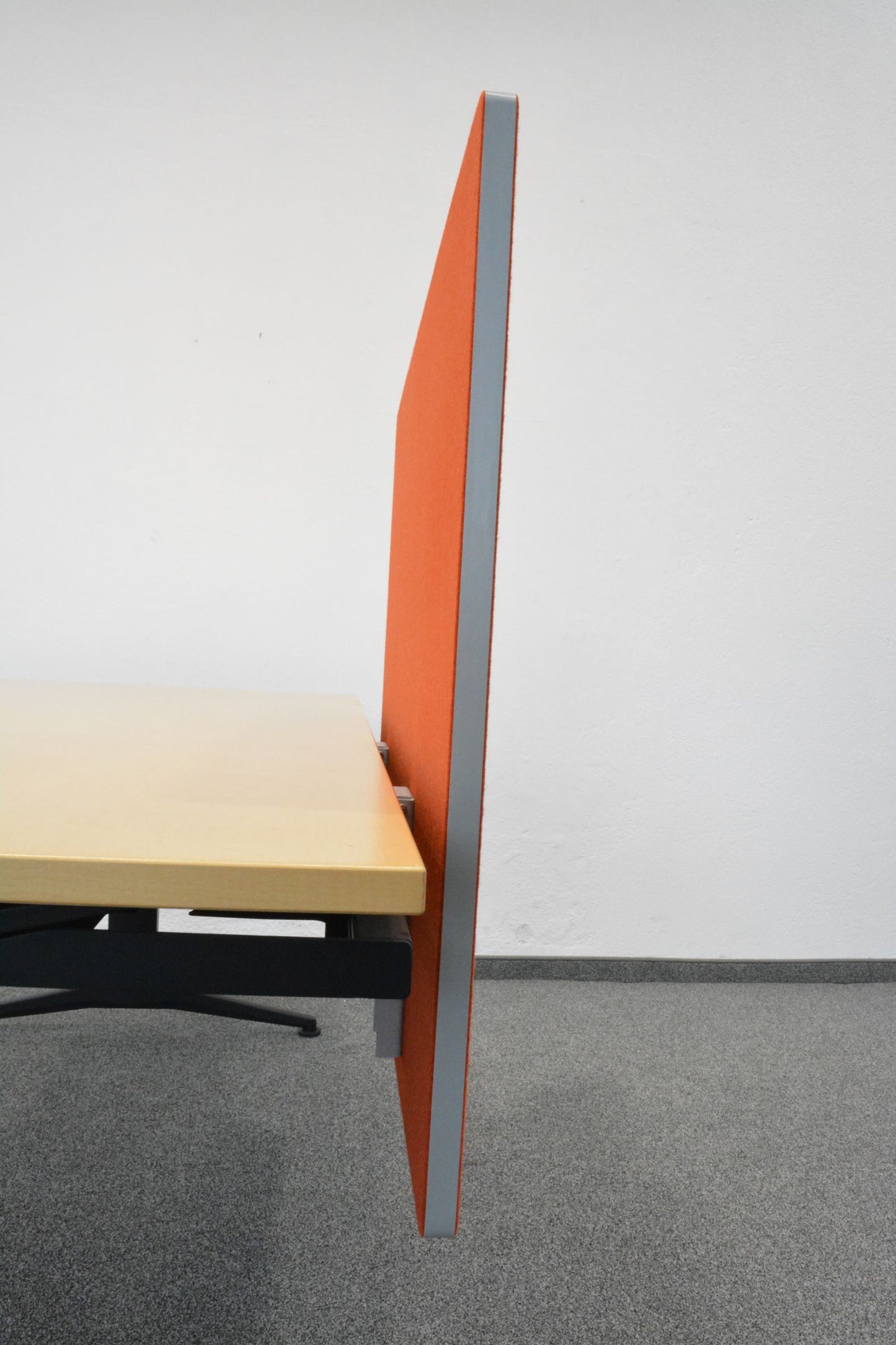 Lista Office One Trennwand mit Tischhalterung seitliche Ansicht