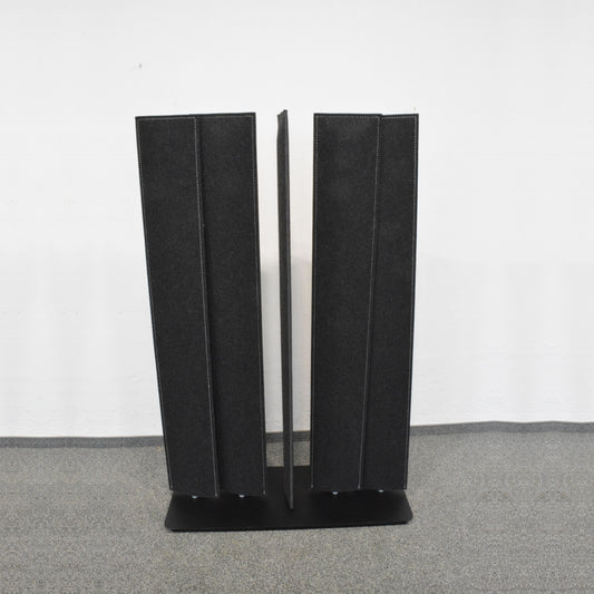 BuzziBlinds Classic Akustikwand mit einem um 90° gedrehsten Panel