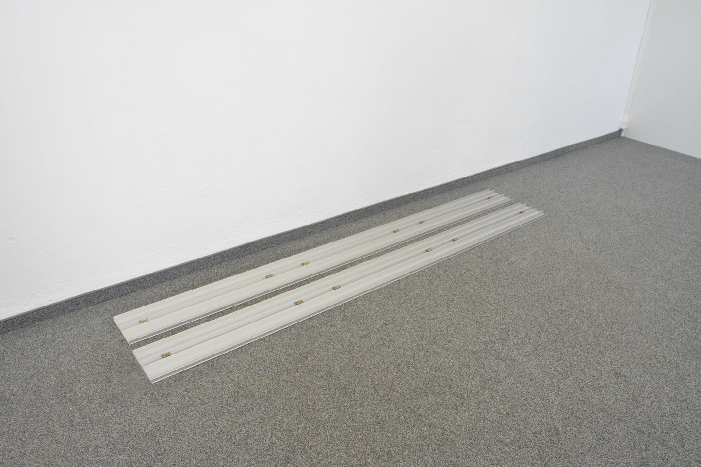 Denz D3 Alu-Abdeckung Ansicht mit Halterung von rechts - 6025316