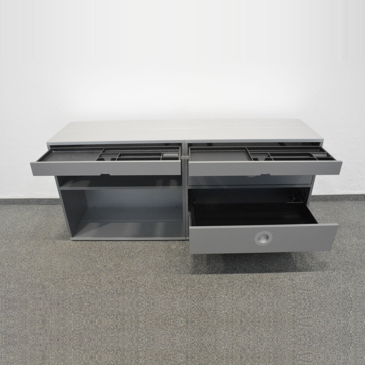 Denz D3 Sideboard mit mittlerer Schublade A6 und Materialschalen offen
