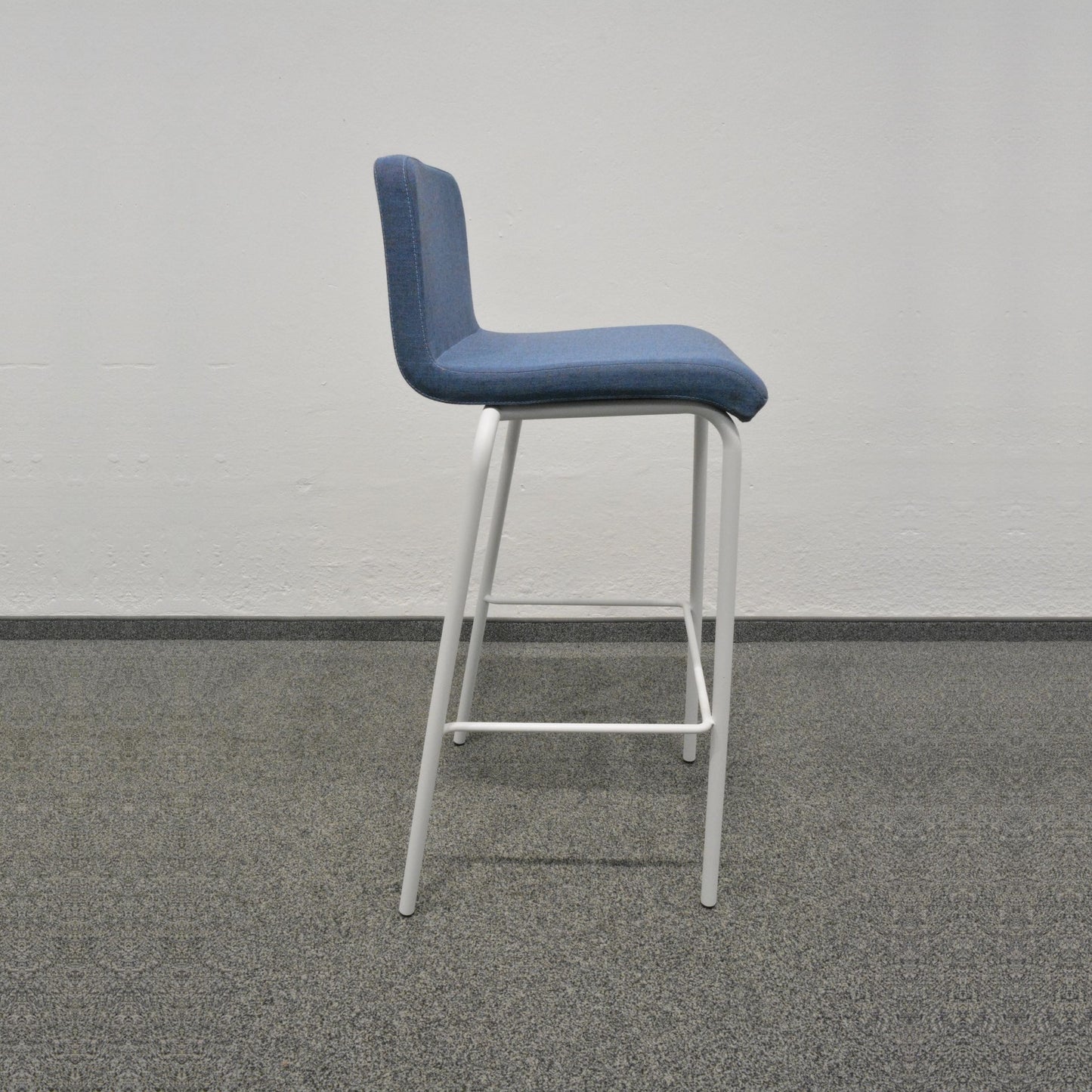 Steelcase B-Free Barhocker seitliche Ansicht