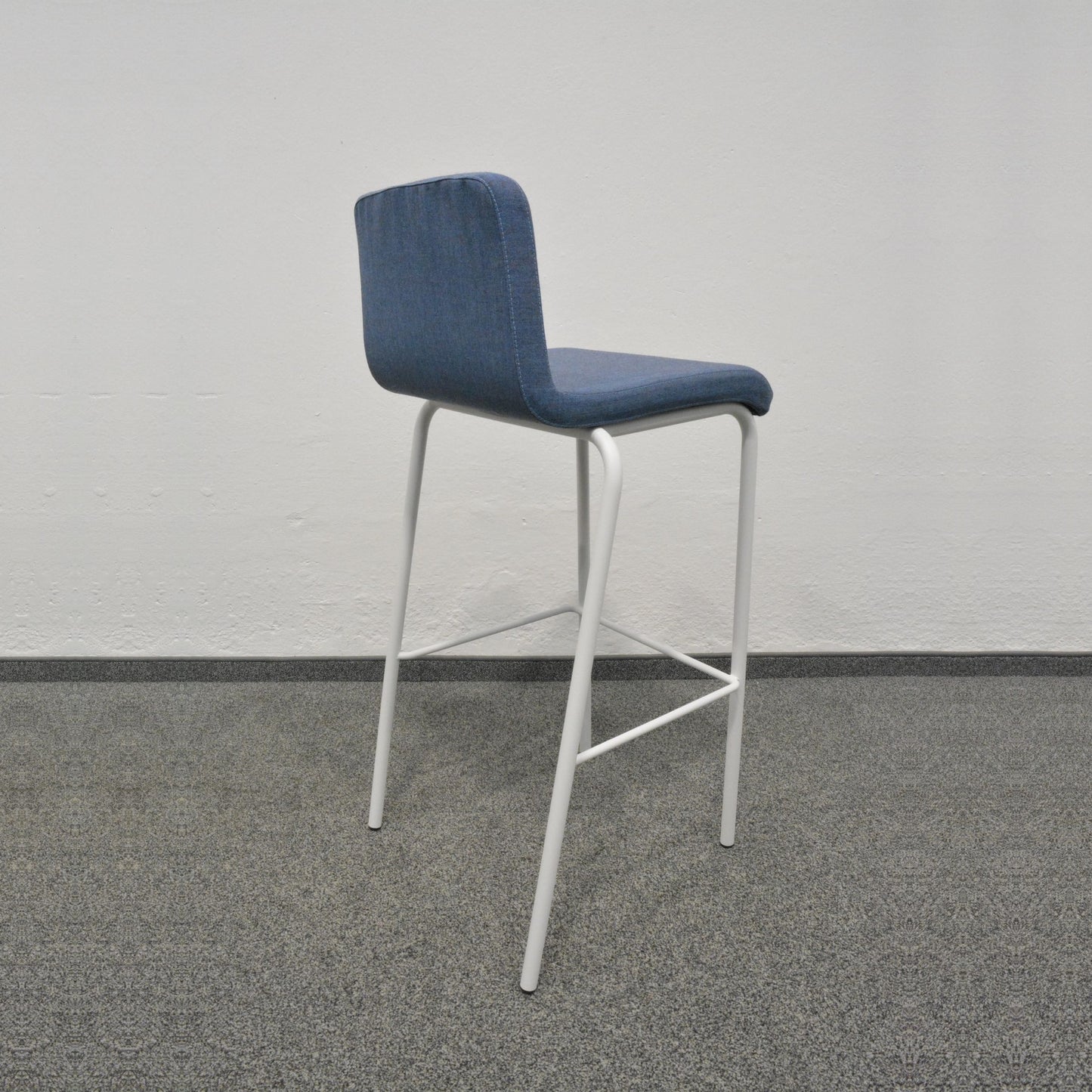 Steelcase B-Free Barhocker Ansicht von schräg hinten