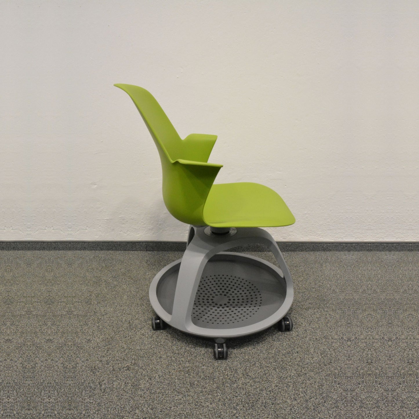 Steelcase Turnstone Shortcut with Tripod Base mit Ablagefach unten