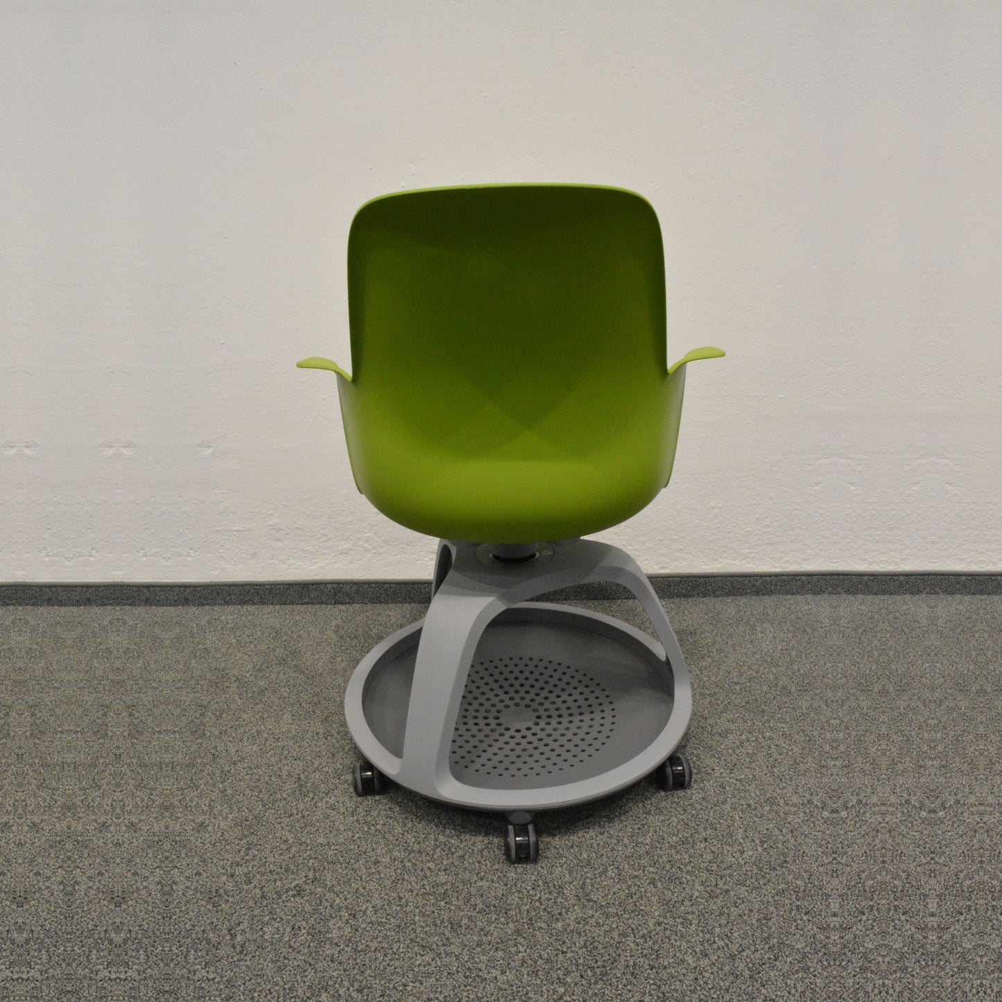 Steelcase Turnstone Shortcut with Tripod Base von hinten
