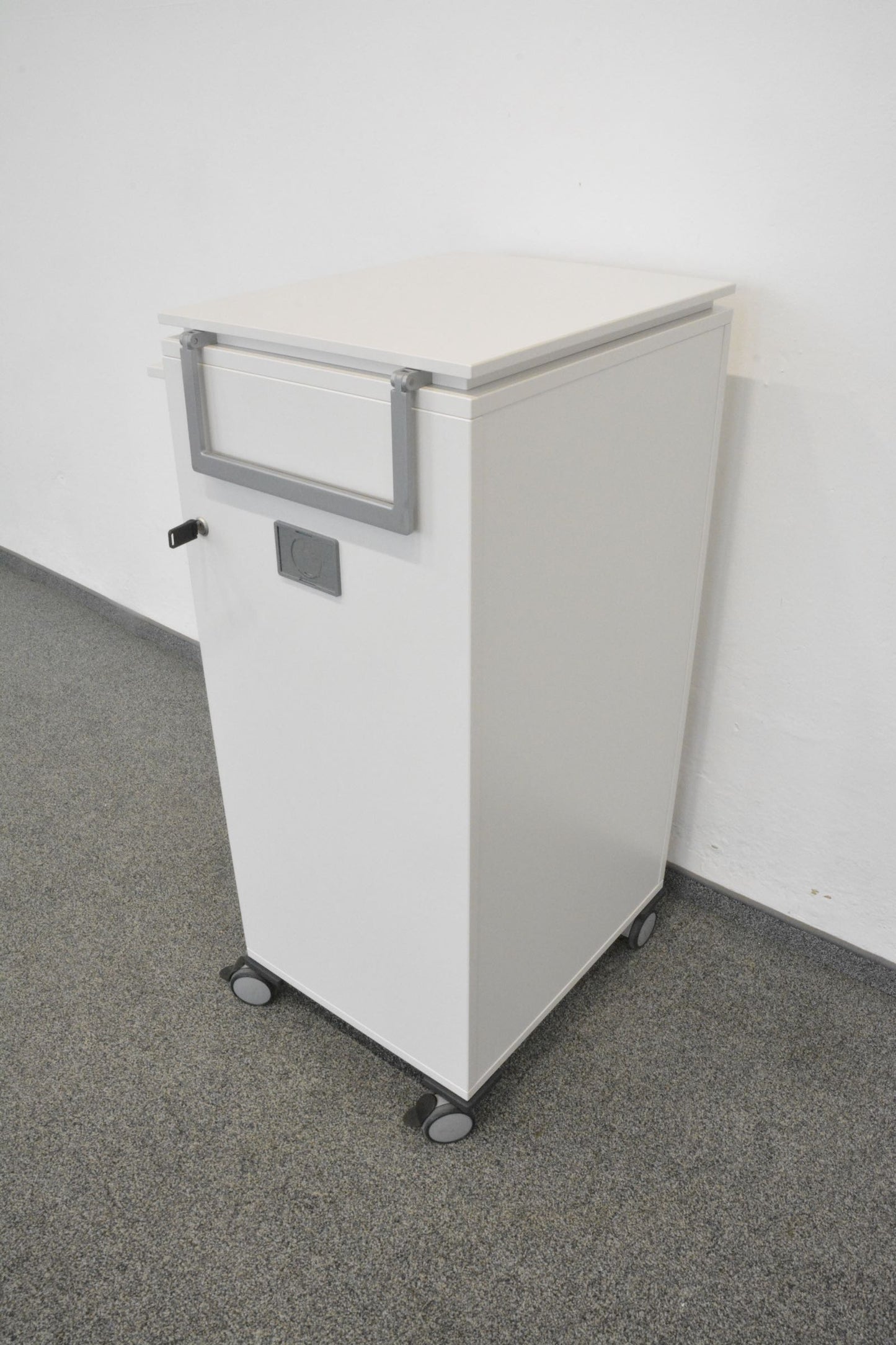 Steelcase Share It Roll-Caddy von hinten