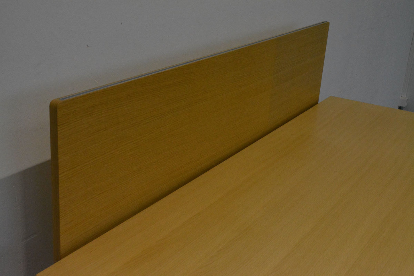 Lista Office Motion Trennwand mit Tischhalterung von links