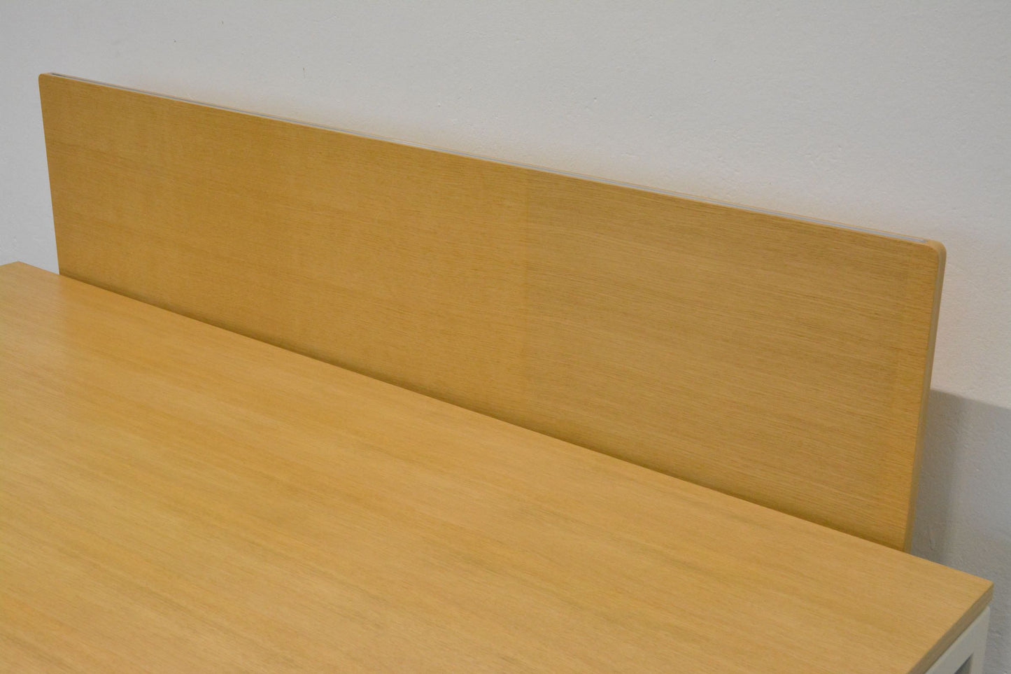 Lista Office Motion Trennwand mit Tischhalterung seitliche Ansicht