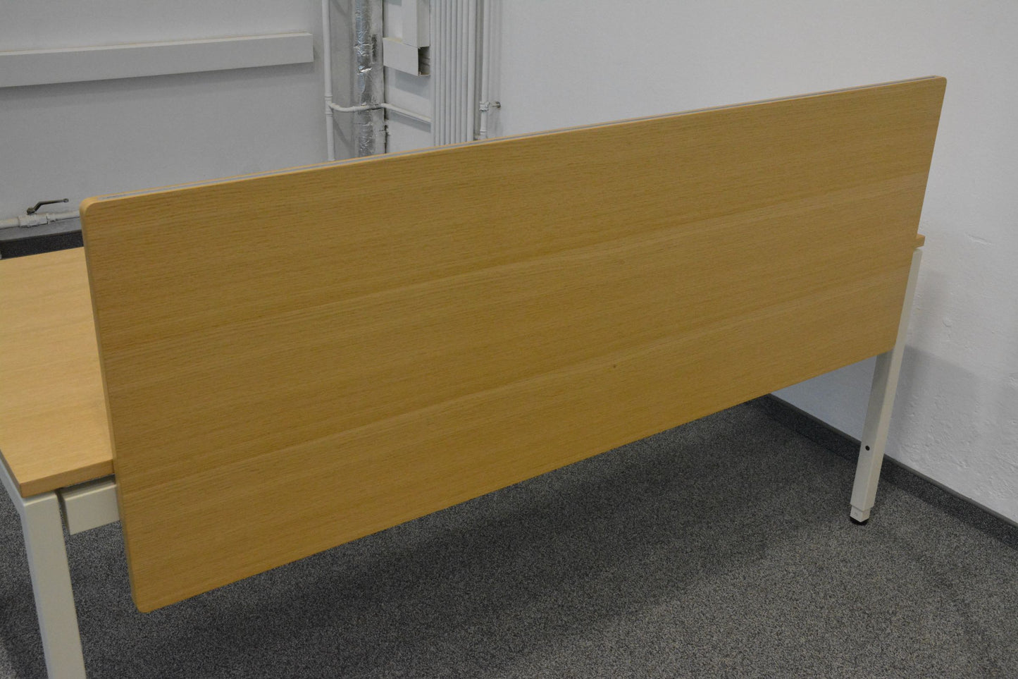 Lista Office Motion Trennwand mit Tischhalterung Rückansicht
