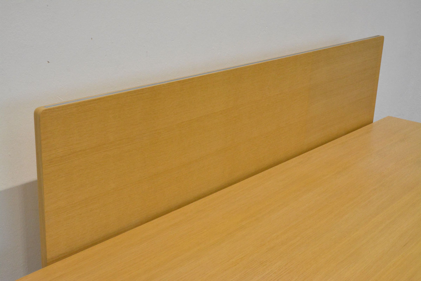 Lista Office Motion Trennwand mit Tischhalterung von links