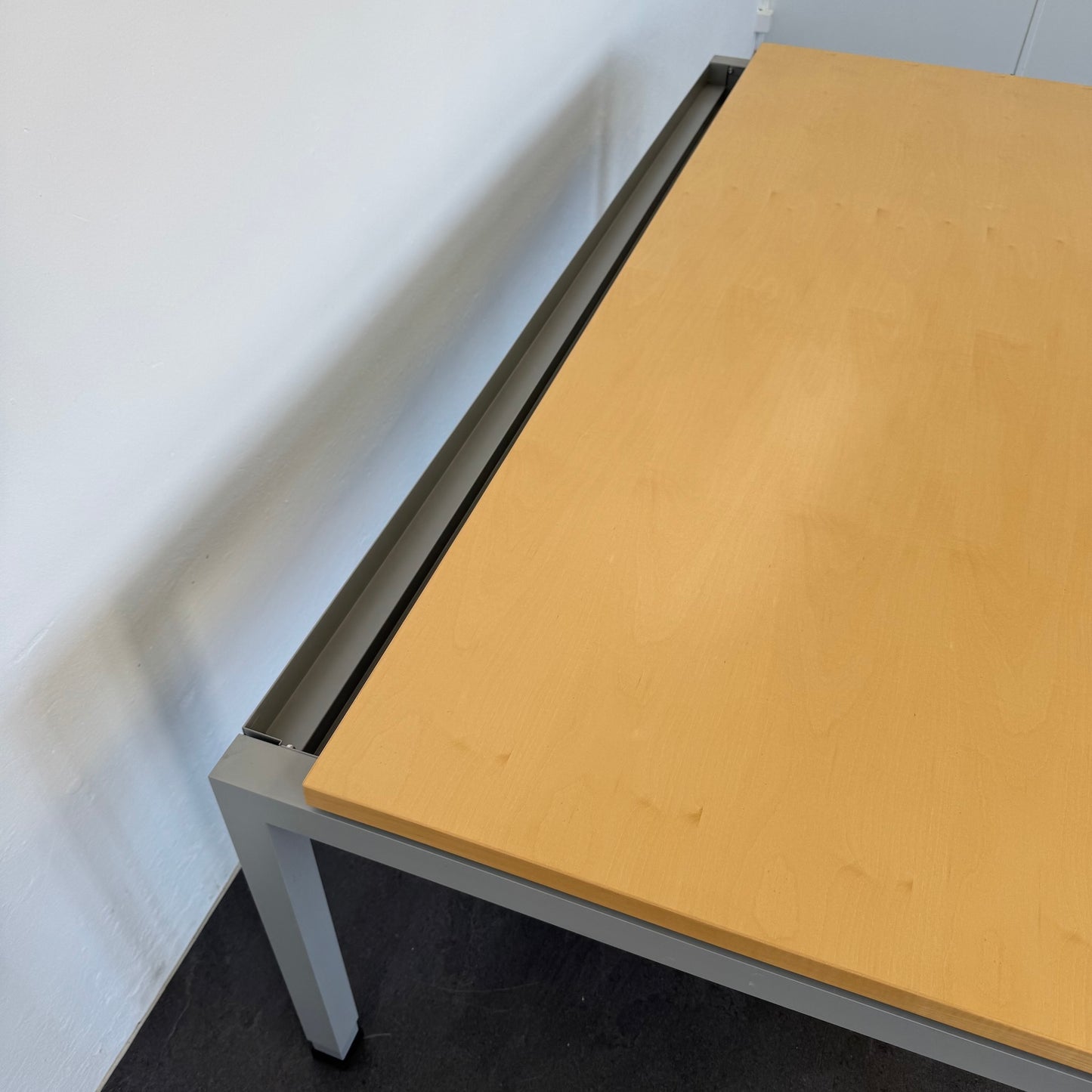 Denz D3 Schreibtisch Detailfoto Kabelkanal