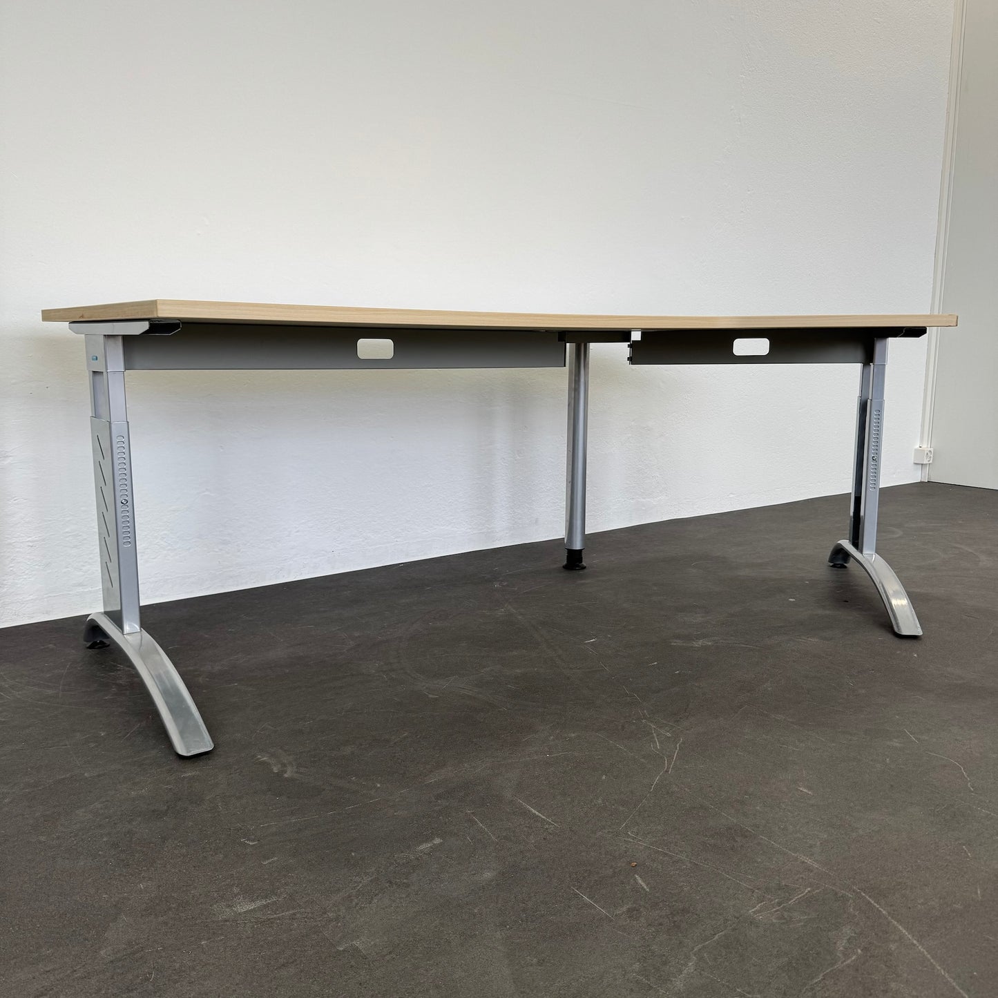 Hammerbacher MyTable F Schreibtisch seitliche Ansicht