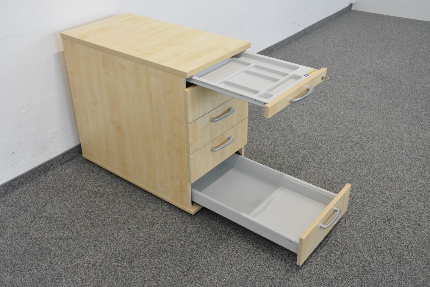 Hammerbacher Solid Beistell-Korpus mit Materialschale und Schublade offen