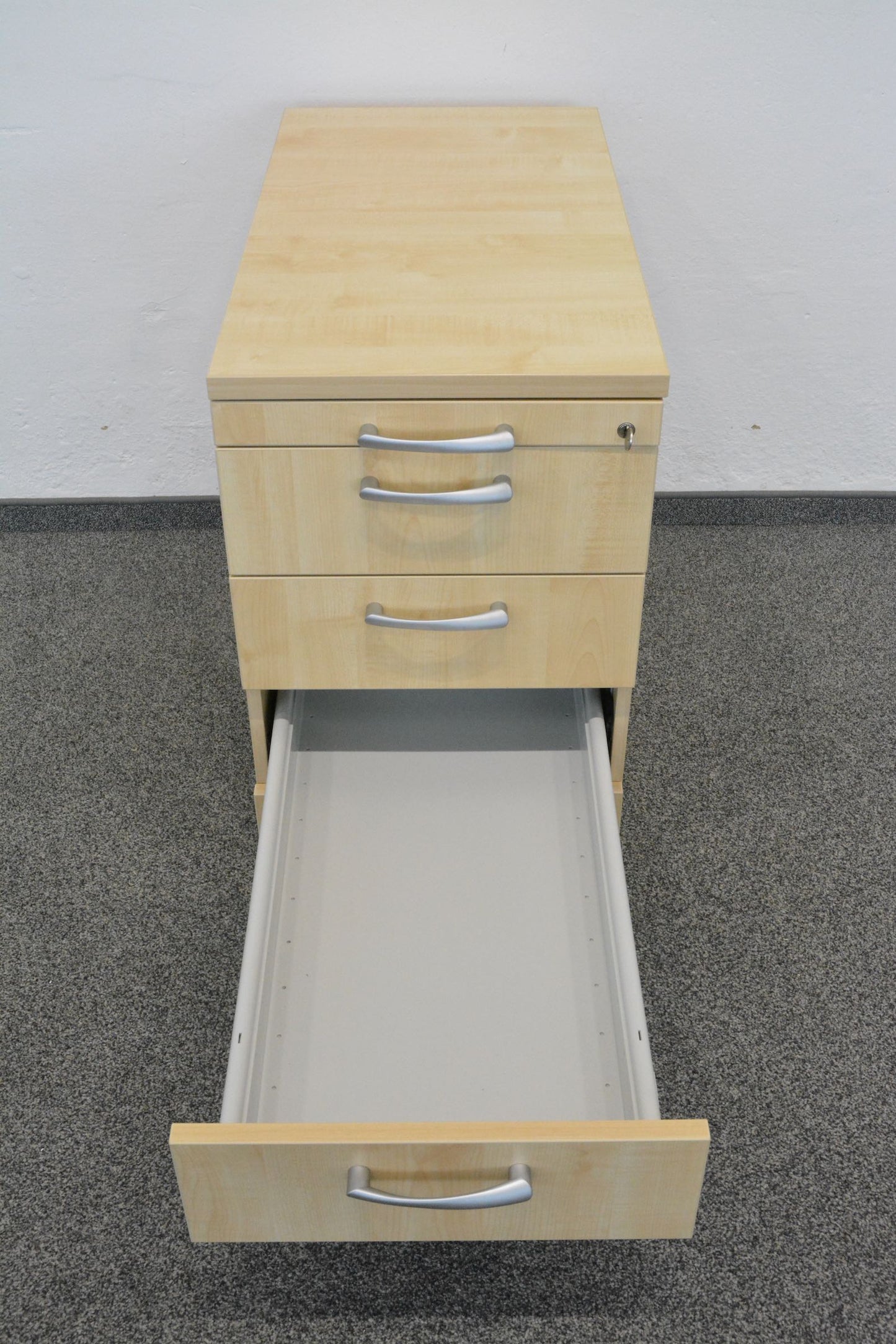 Hammerbacher Solid Beistell-Korpus mit Schublade offen