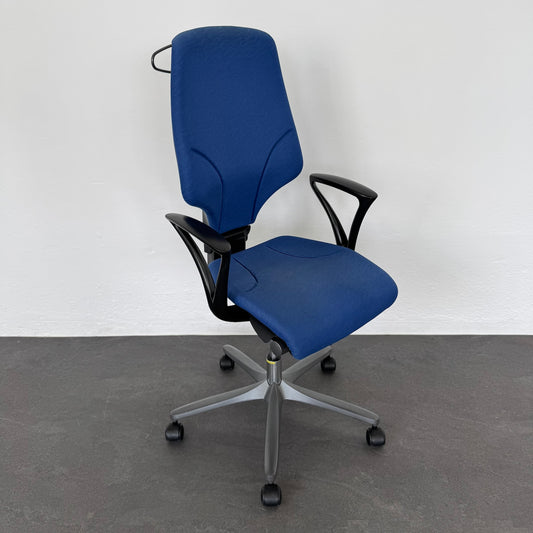Giroflex G64 Bürodrehstuhl mit Armlehnen und Kleiderbügel
