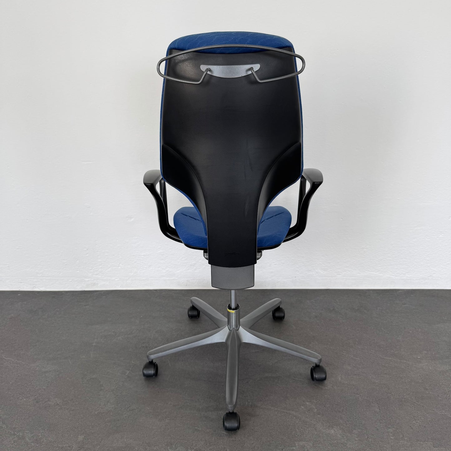 Giroflex G64 Bürodrehstuhl mit Synchronmechanik