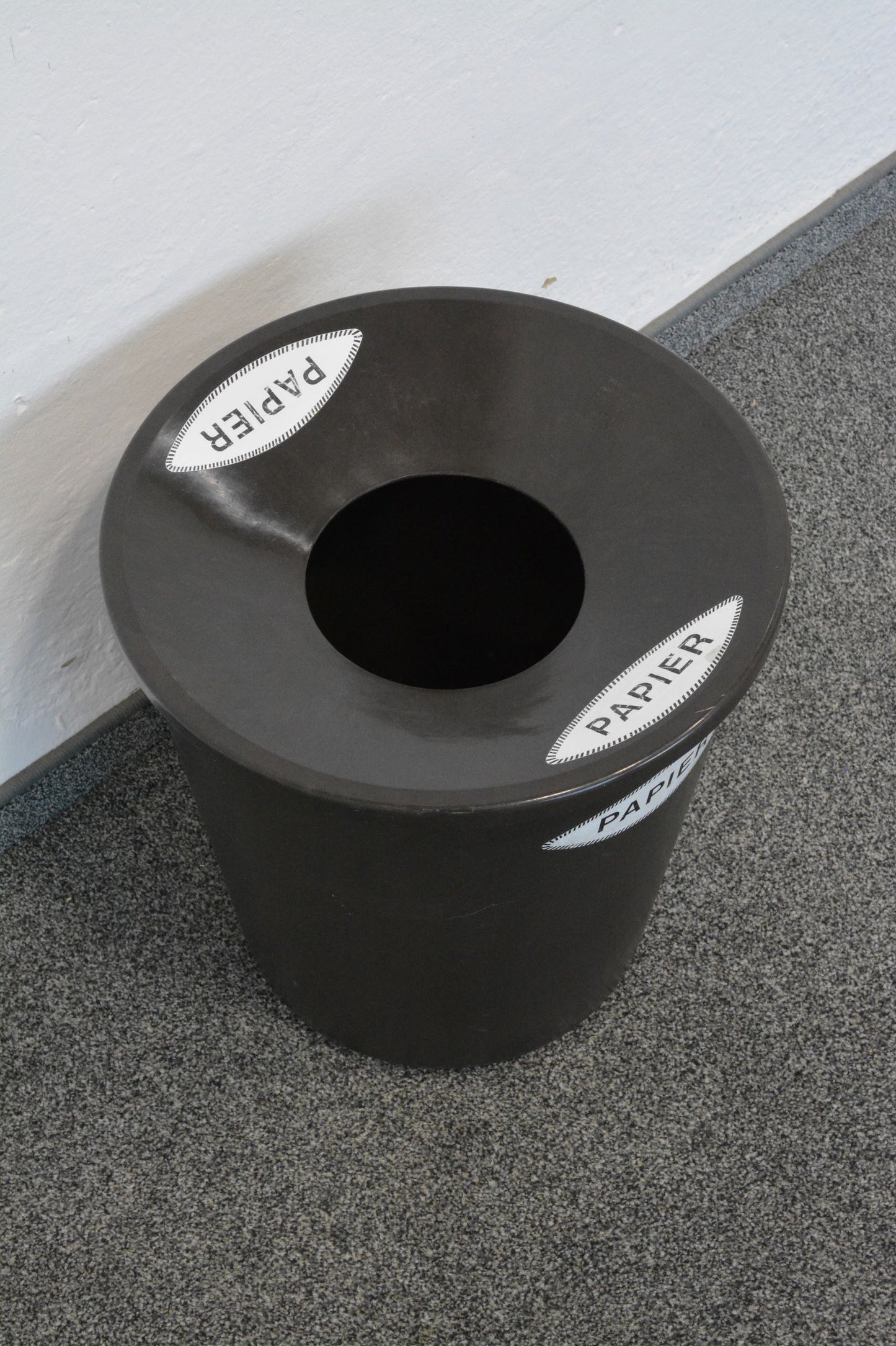 Top Desig Paper Abfalleimer aus Kunstoff braun von oben