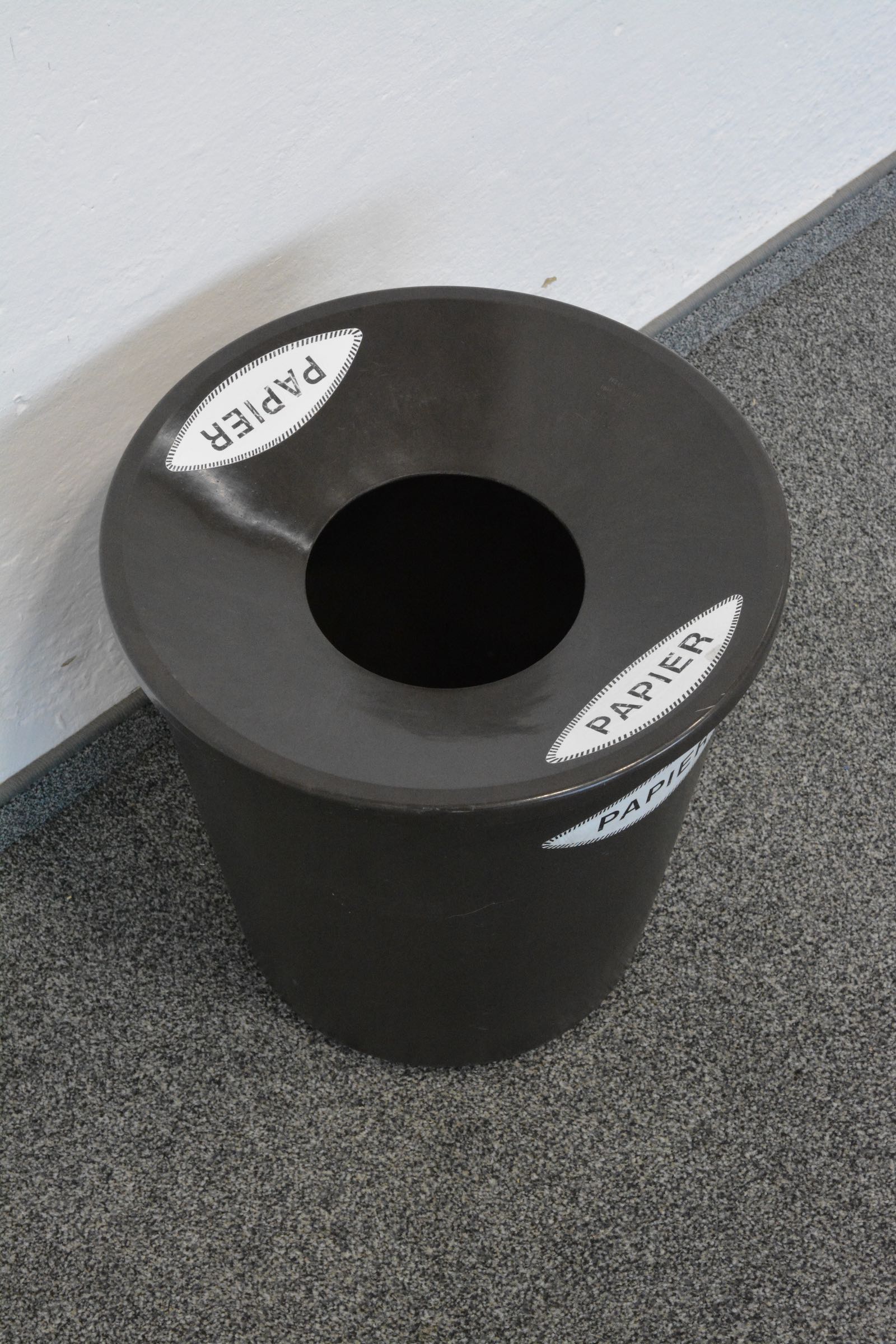 Top Desig Paper Abfalleimer aus Kunstoff braun von oben