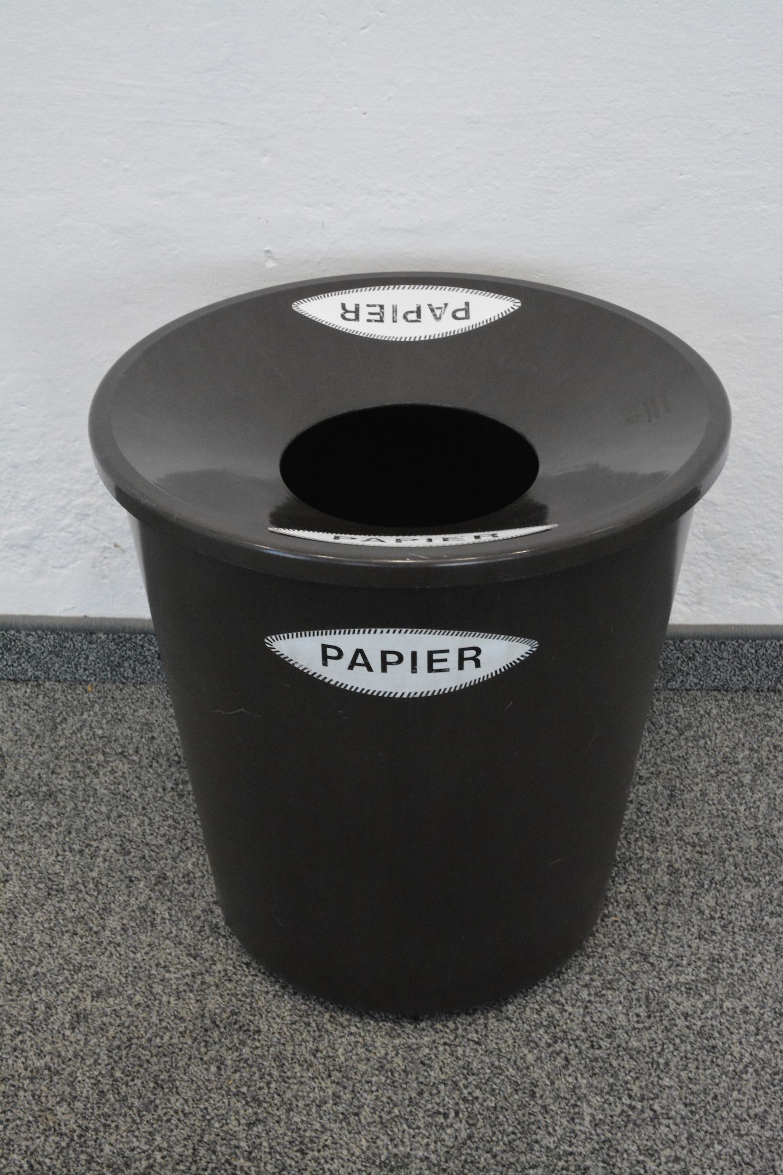 Top Desig Paper Abfalleimer aus Kunstoff braun Nahaufnahme