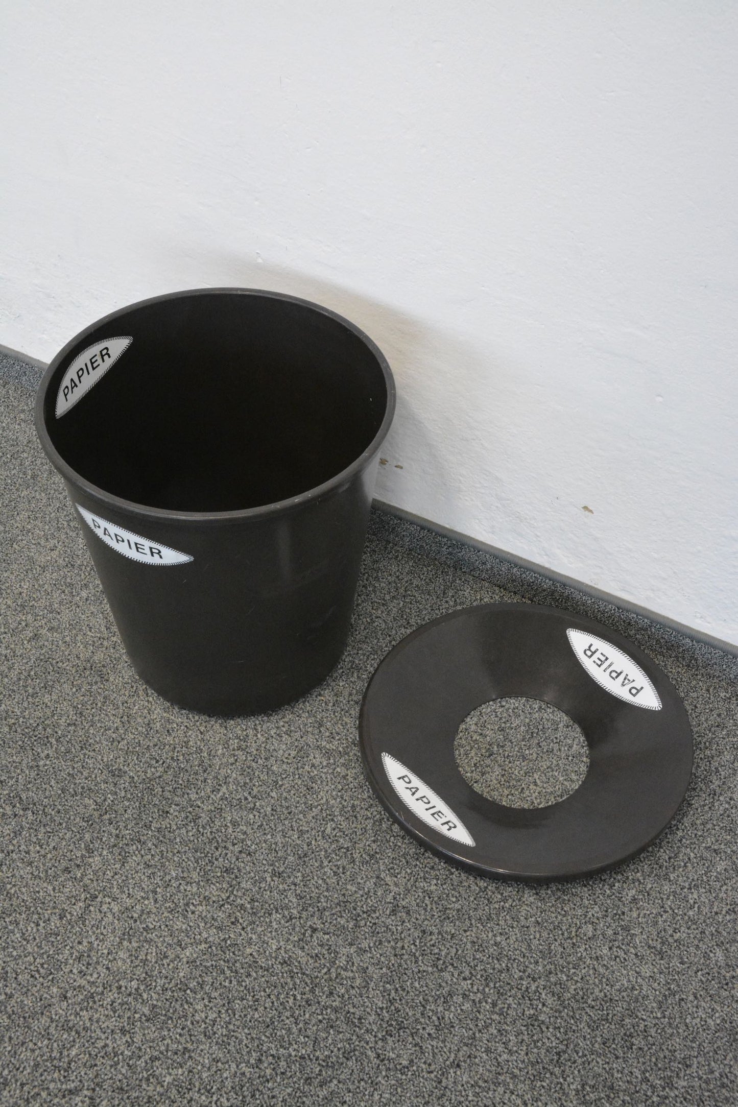 Top Desig Paper Abfalleimer aus Kunstoff braun Einzelteile