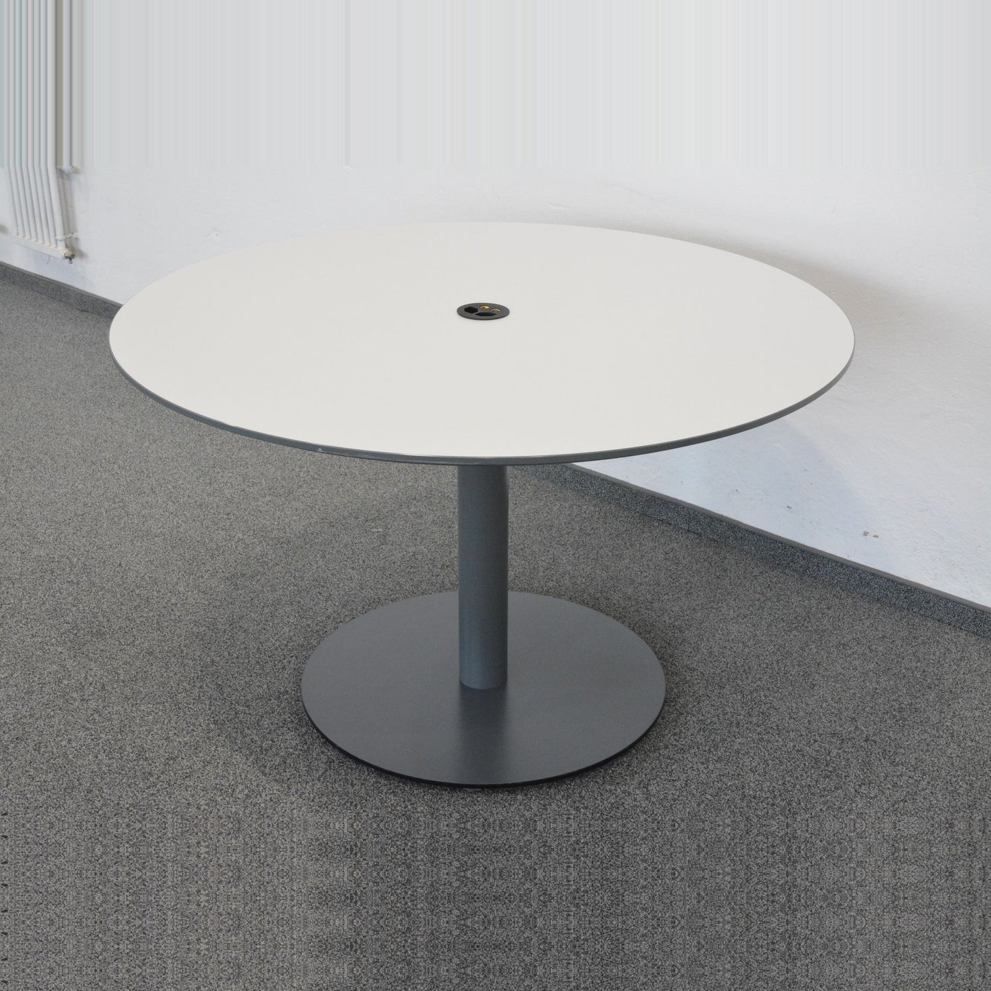 Lista Office Motion Sitzungstisch mit Anthrazitem Fuss