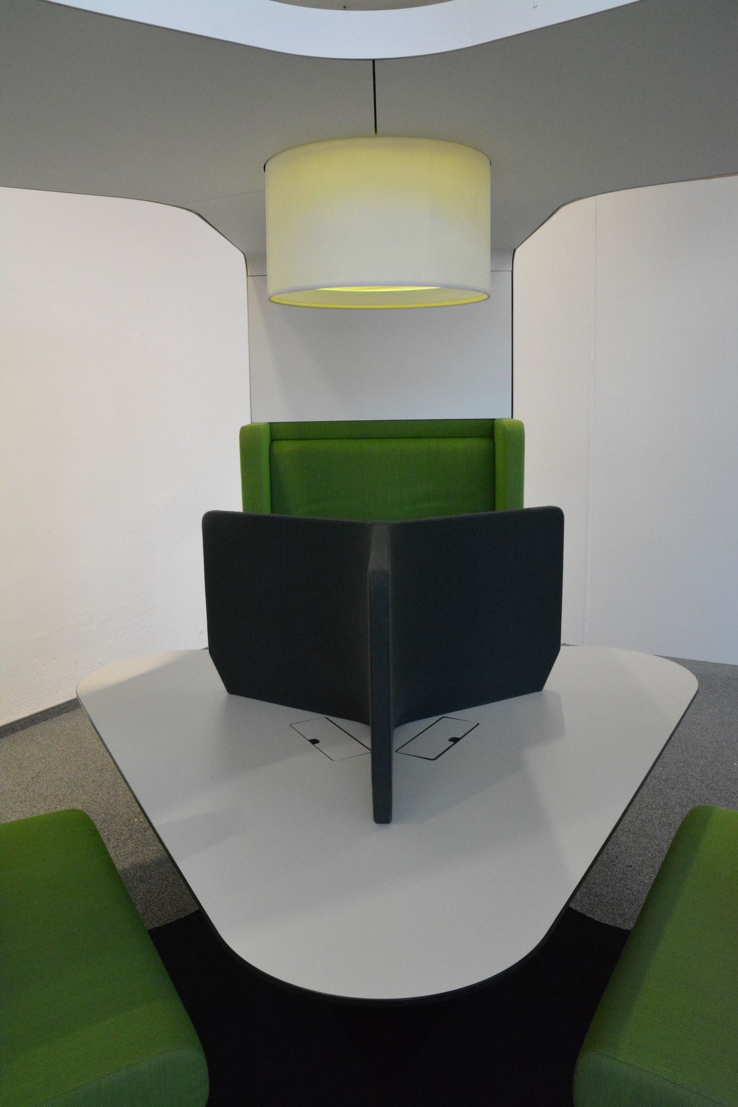Lista Office Mindport Touch Down mit Tischtrennwand in Anthrazit