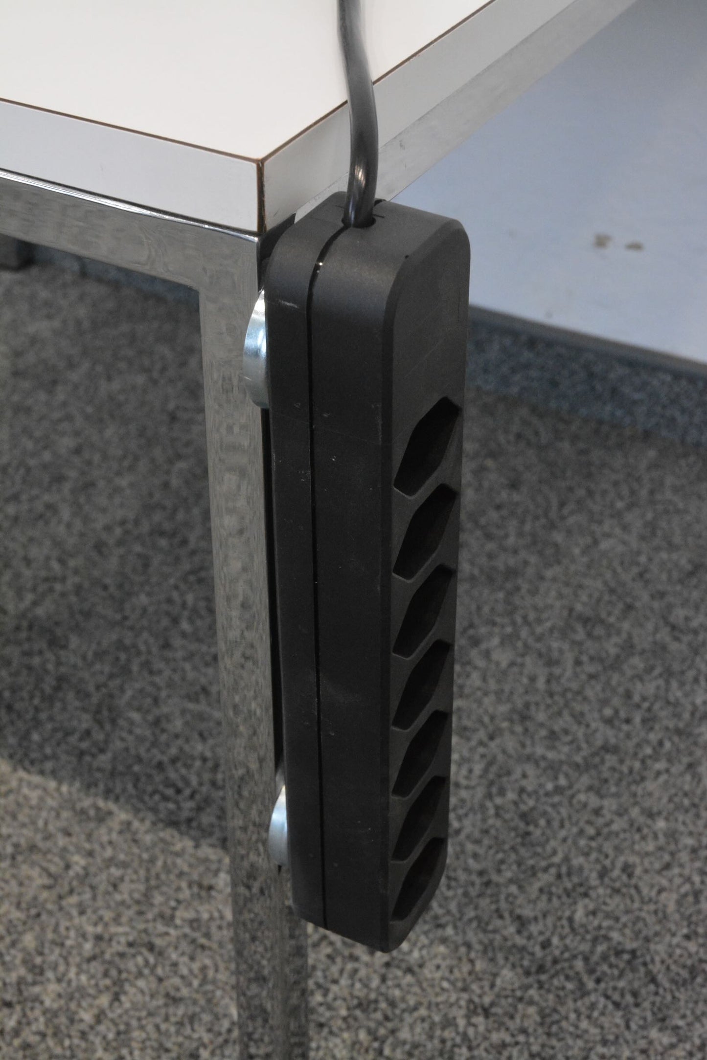 Max Hauri Siiss Line Mehrfachstecker mit Magnethalterung