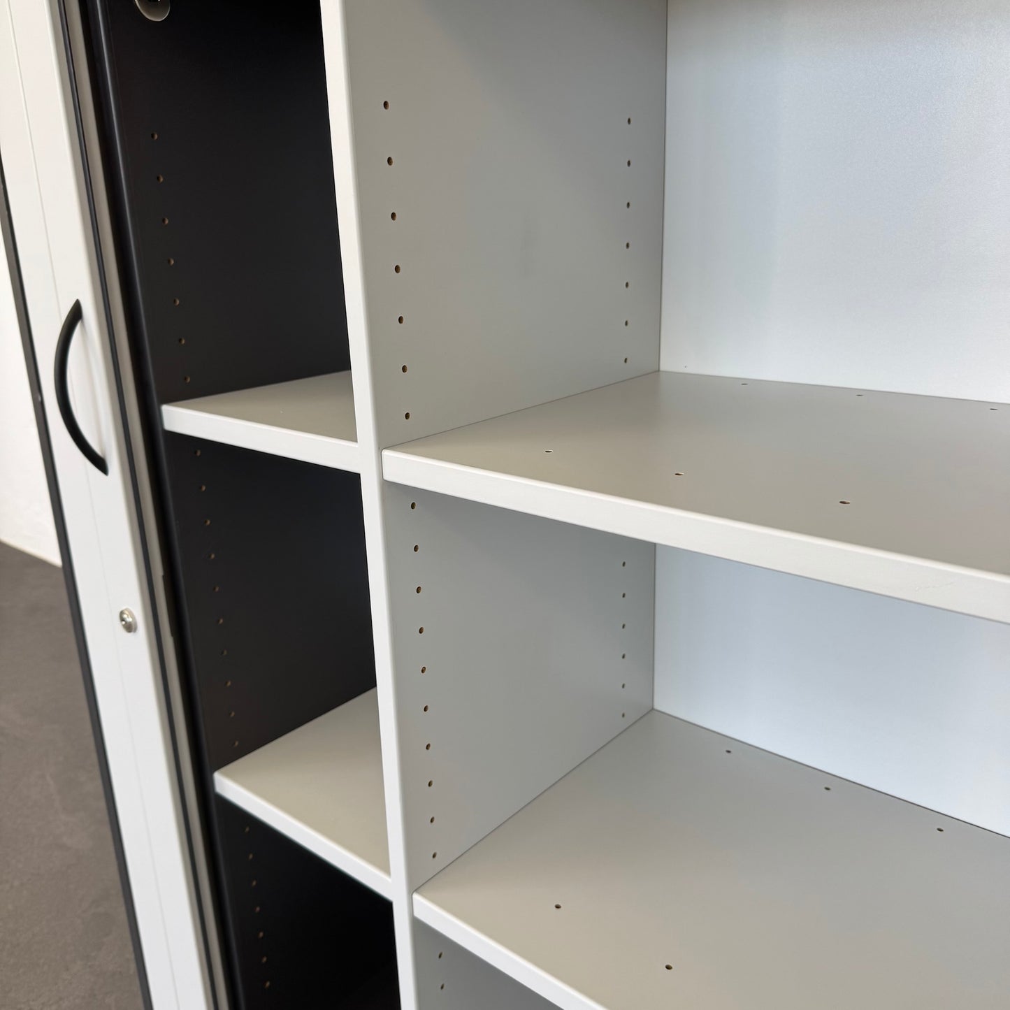 Elan Euroffice Lateralschrank Detailfoto Trennwand und Fachböden
