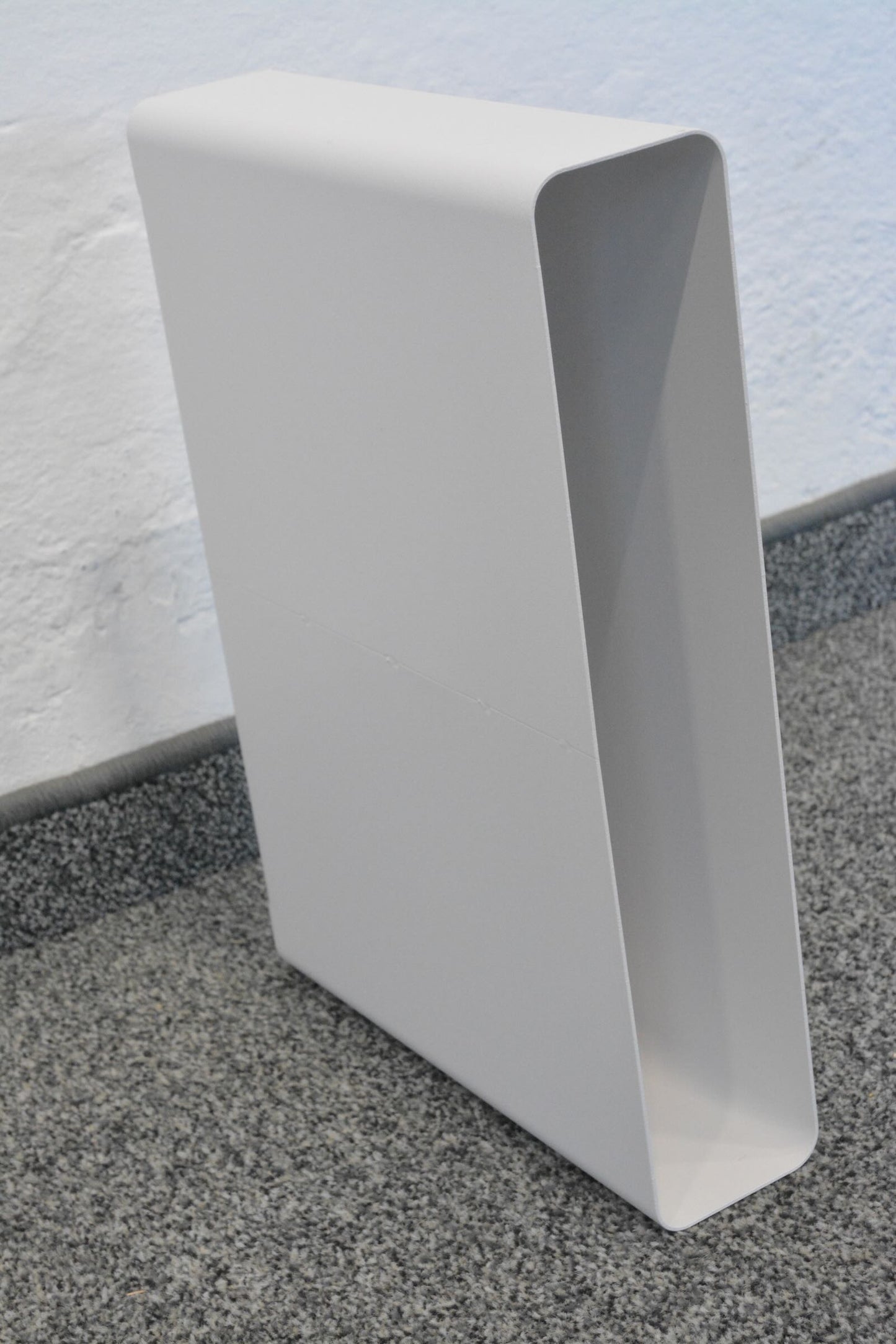 Lista Office Ablagefach für A4 Papier aus Metall Weiss Ansicht von links stehend