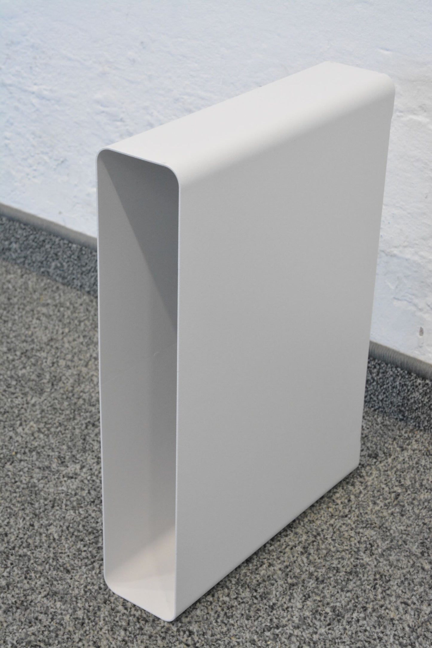 Lista Office Ablagefach für A4 Papier aus Metall Weiss Ansicht von rechts stehend
