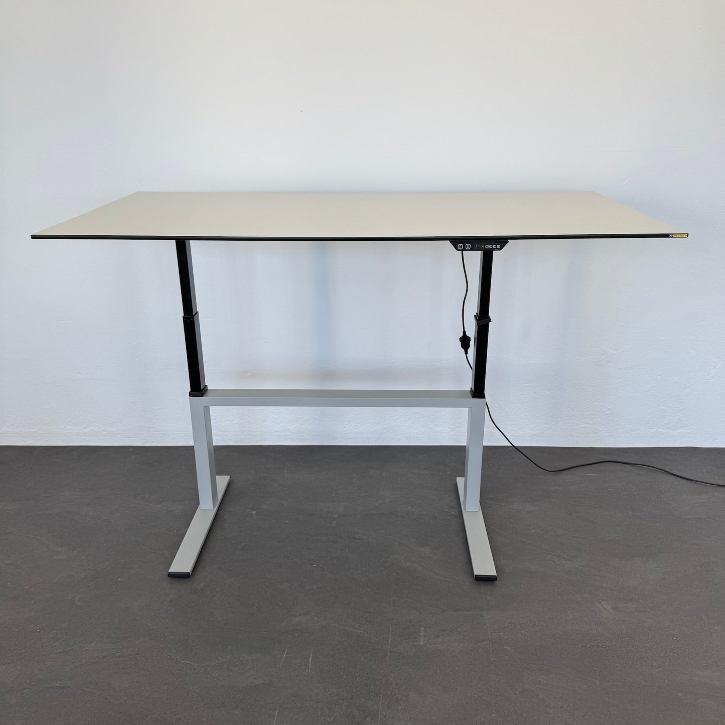Lista Office LO Choice Sitz-Steh-Schreibtisch mit Vollkern HPL Tischplatte in Kieselgrau