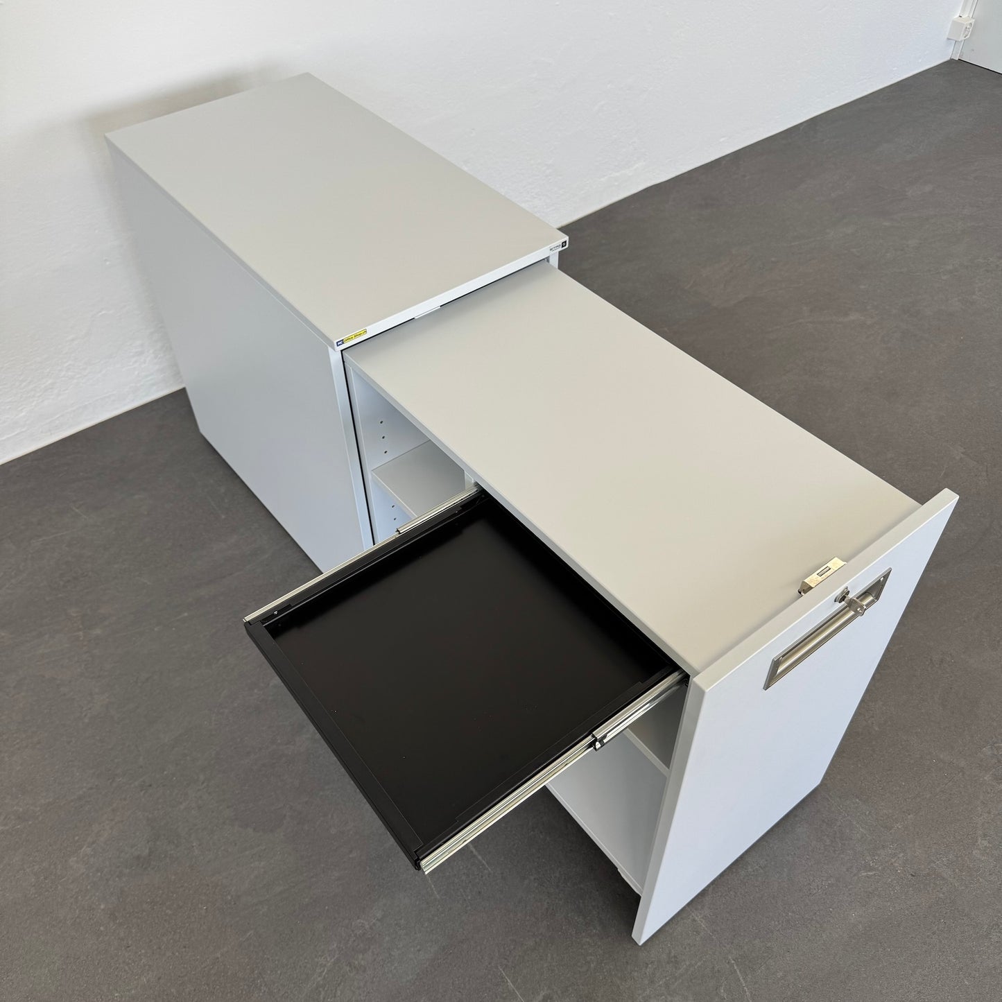 Sitag Apothekerschrank Spanplatte weiss offen von rechts