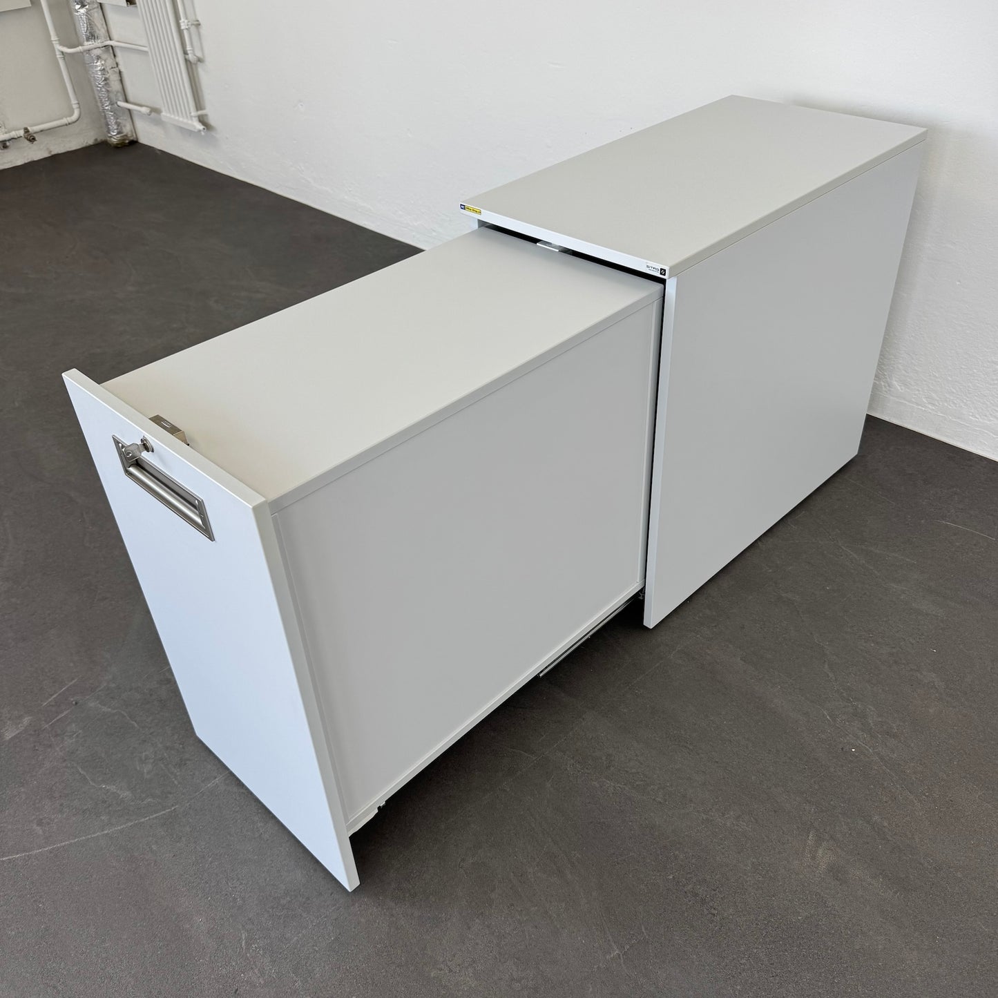 Sitag Apothekerschrank Spanplatte weiss geschlossen von links