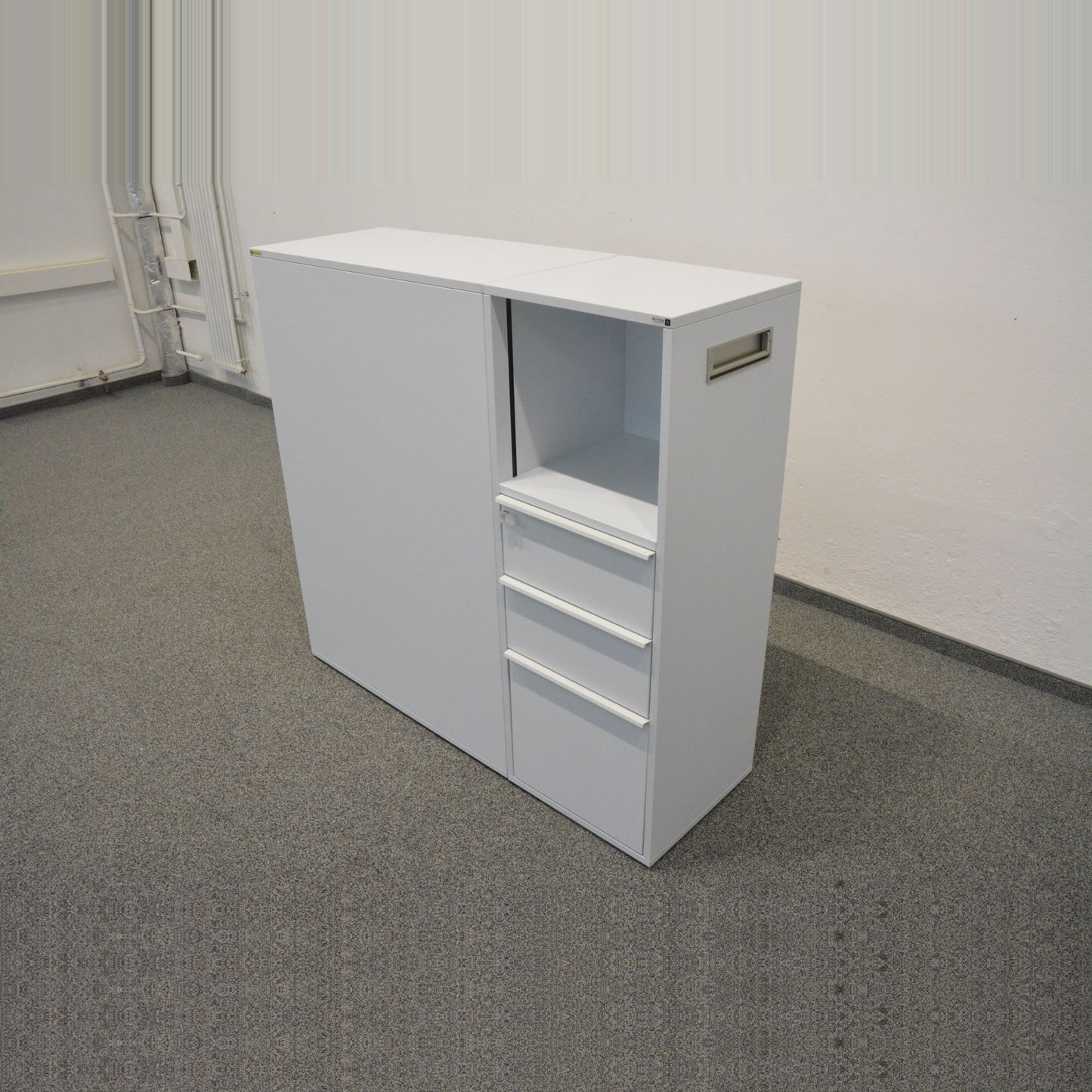 Sitag OrgaTower Apothekerschrank geschlossen von rechts