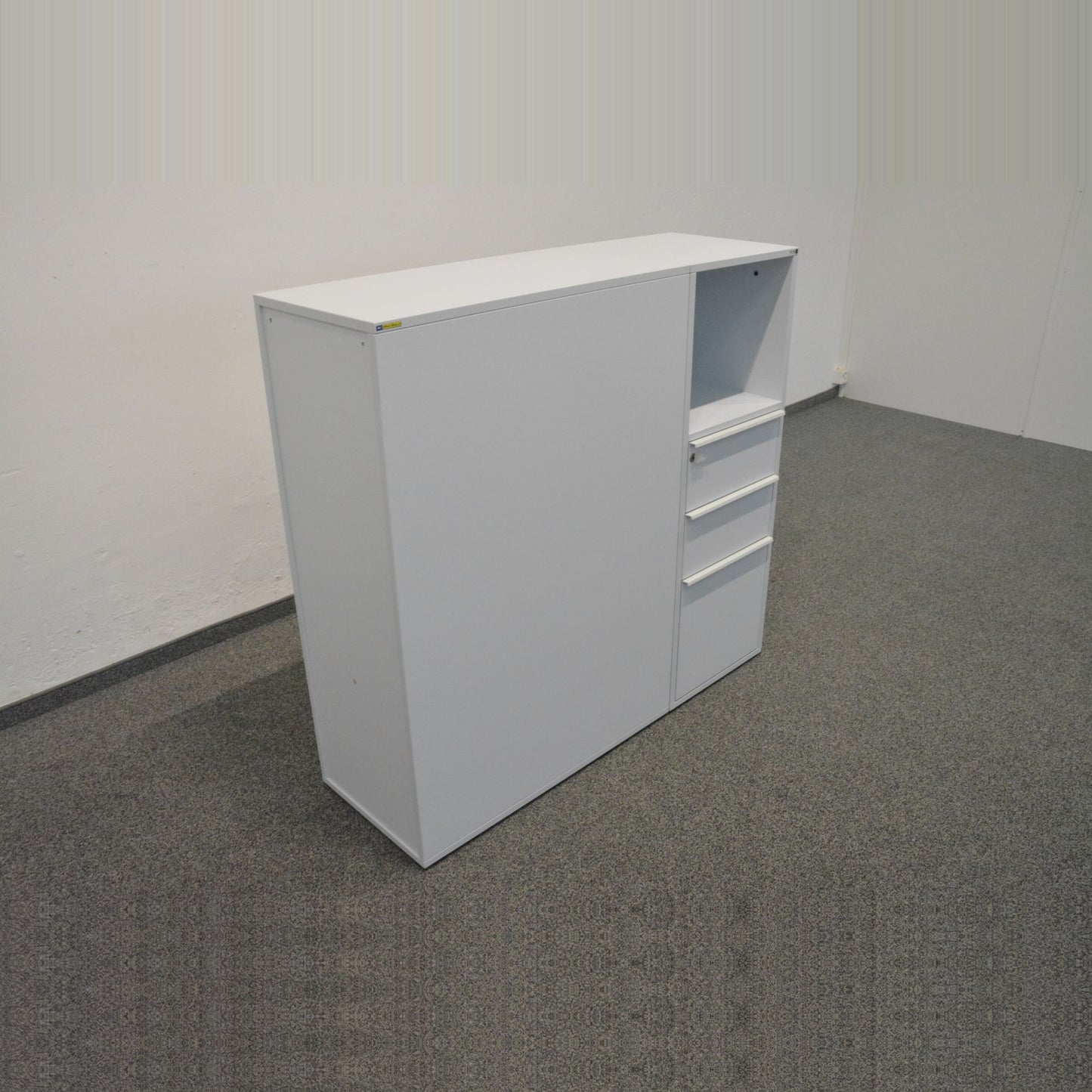 Sitag OrgaTower Apothekerschrank geschlossen von links