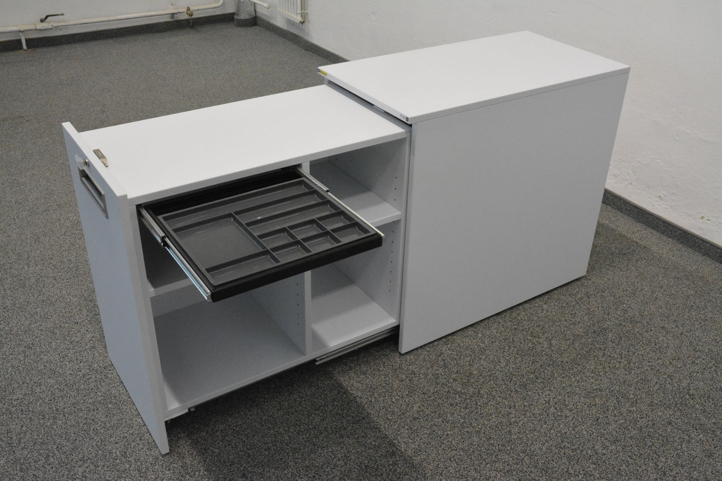 Sitag Apothekerschrank Spanplatte weiss mit offener Materialschale A9