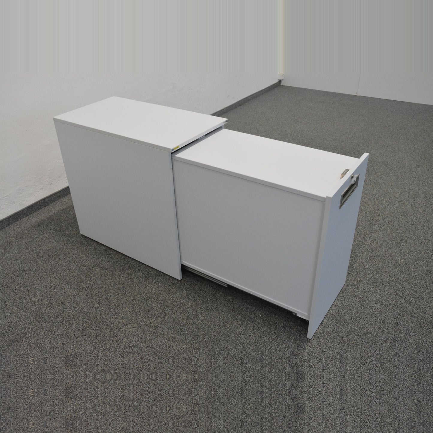 Sitag Apothekerschrank Spanplatte weiss offen von links