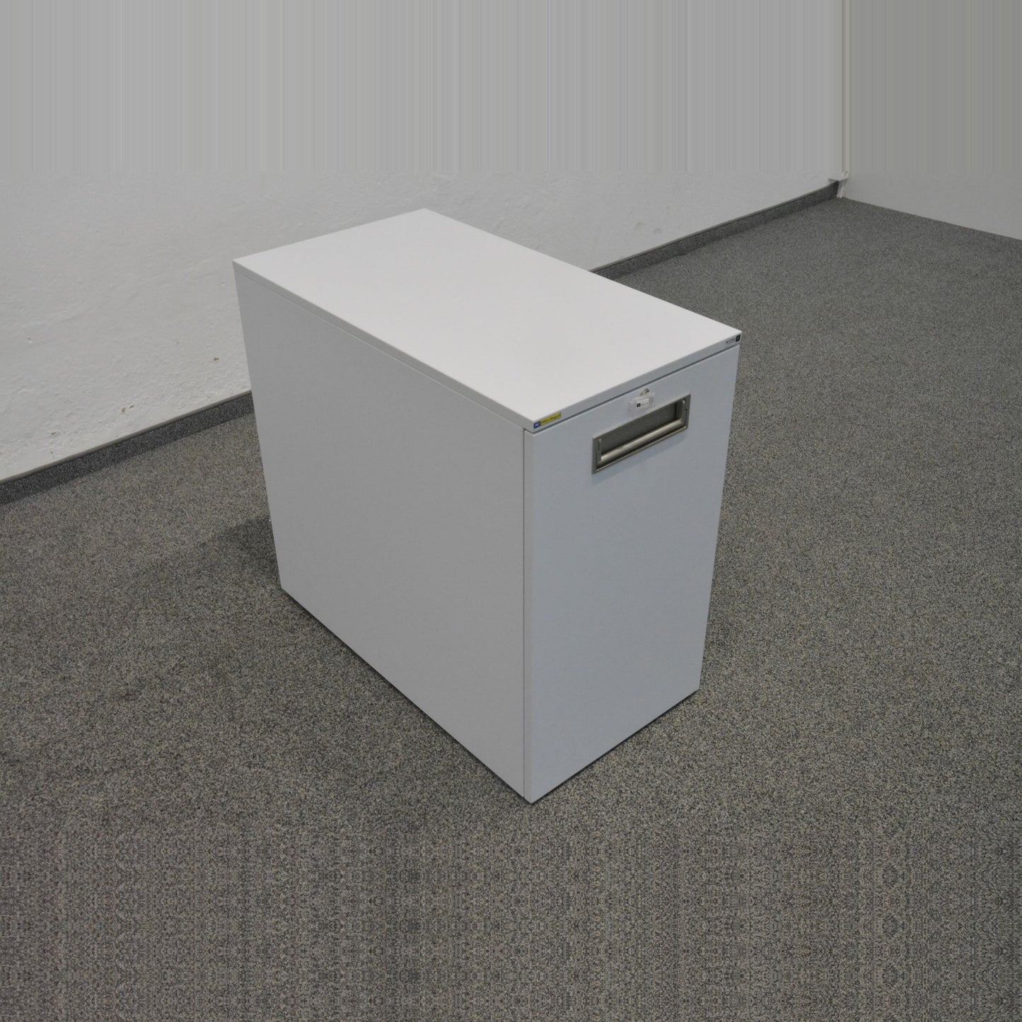 Sitag Apothekerschrank Spanplatte weiss geschlossen von links