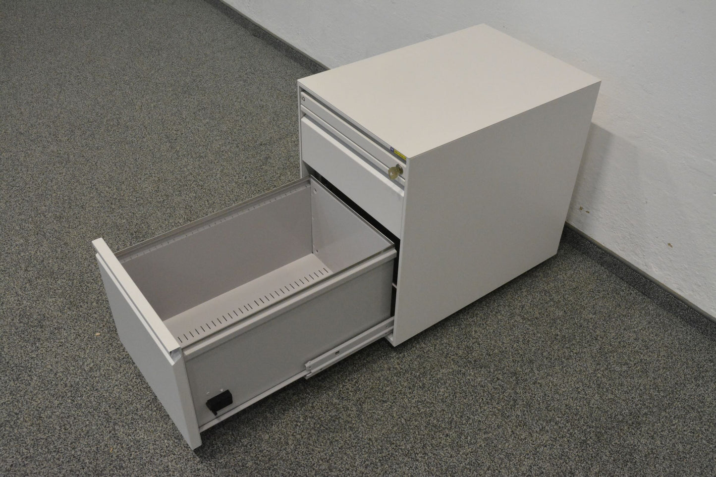 Lista Office Serie L Roll-Korpus mit HR-Auszug offen