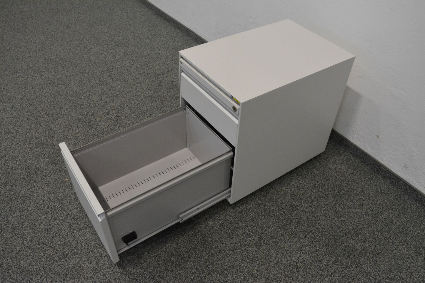 Lista Office Serie L Roll-Korpus mit HR-Auszug offen