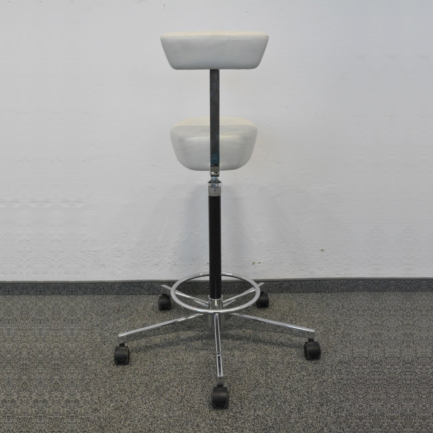 Vitra Nelson Perch Arbeitsstuhl mit Armstütze von hinten - 6036306