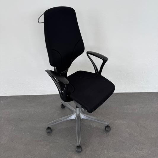 Giroflex G64 Bürodrehstuhl mit Armlehnen und Kleiderbügel