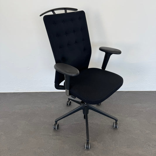 Vitra ID Trim Bürodrehstuhl mit Armlehnen und Kleiderbügel