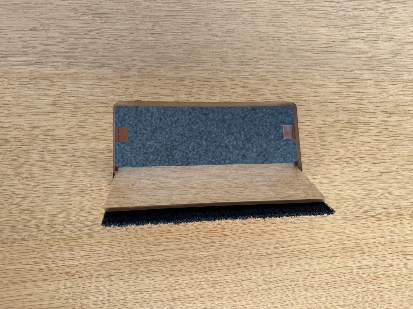 Lista Office Motion Sitzungstisch Detailfoto Kabelklappe offen