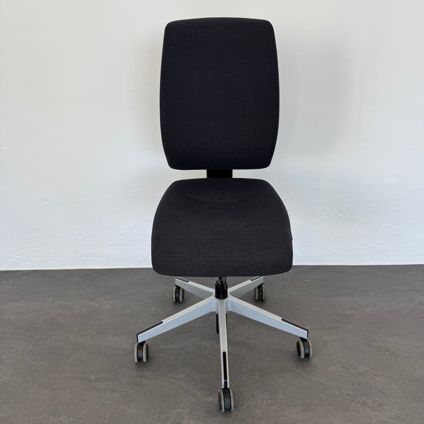 Giroflex G68 Bürodrehstuhl Stoffbezug Anthrazit gemustert