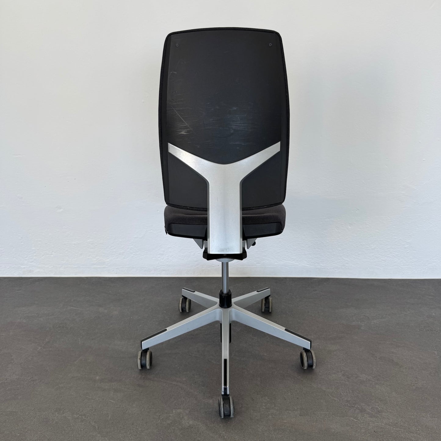 Giroflex G68 Bürodrehstuhl Ansicht von hinten